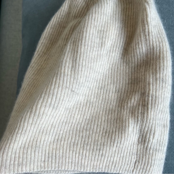 Aritzia cashmere hat - Picture 4 of 4